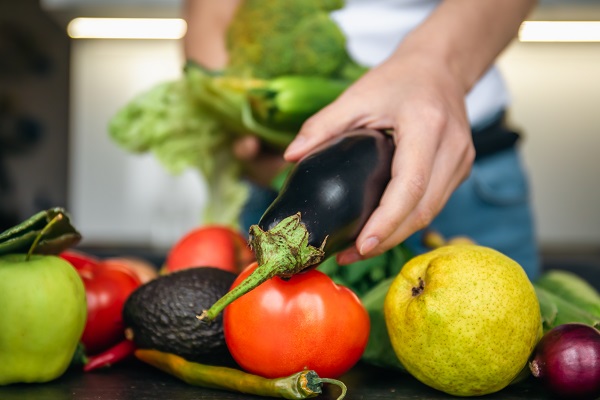 Come organizzare la spesa settimanale di frutta e verdura senza sprechi